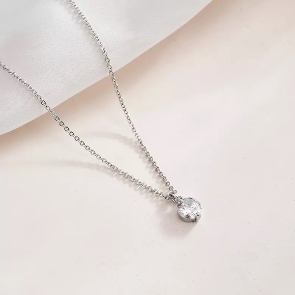 Jewelry - Sterling silver solitaire CZ necklace 💎💕